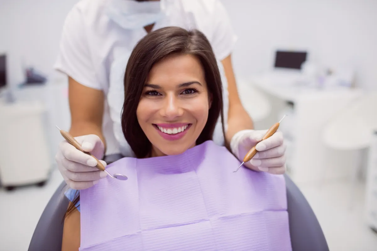 paciente femenino sonriendo clínicas